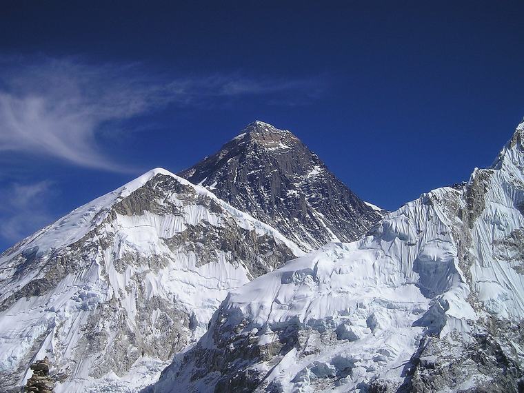 Vísindamenn telja rétt að færa grunnbúðir Everest - 6.000 lítrum pissað á jökulinn á hverjum degi