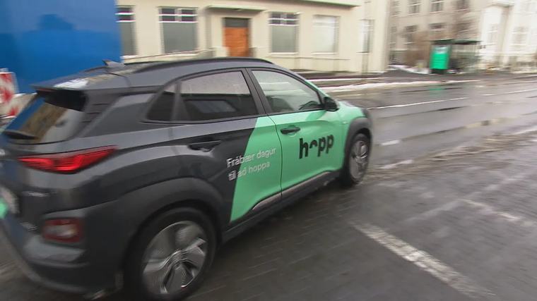 Flúði lögreglu á Hopp-deilibíl og skemmdi bíla