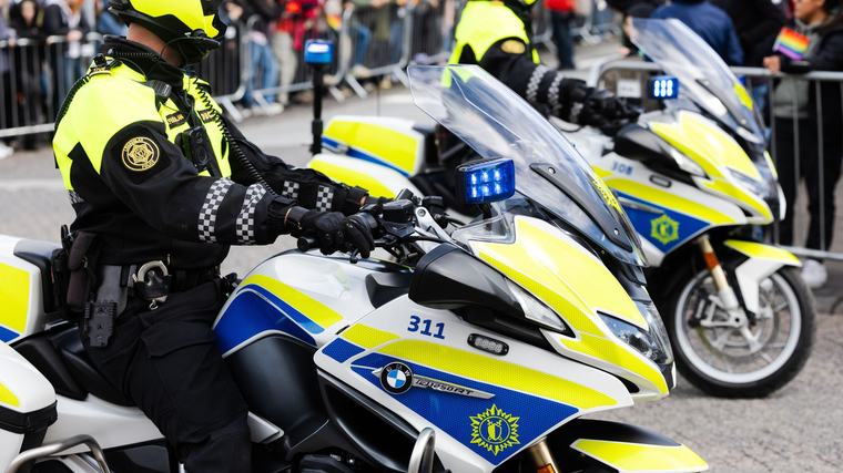 Ógnandi, vopnaður hnífi og í annar­legu á­standi