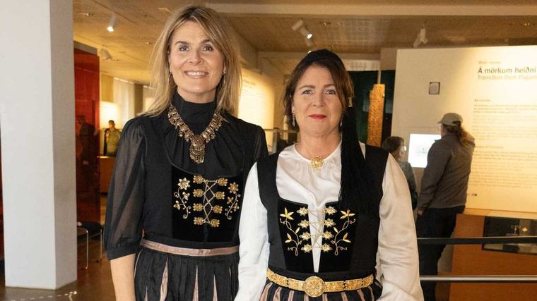 Allir og amma þeirra mættu í þjóð­búningi