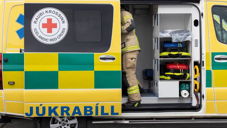 Sjö fluttir á slysadeild eftir að bíl var ekið á ljósastaur