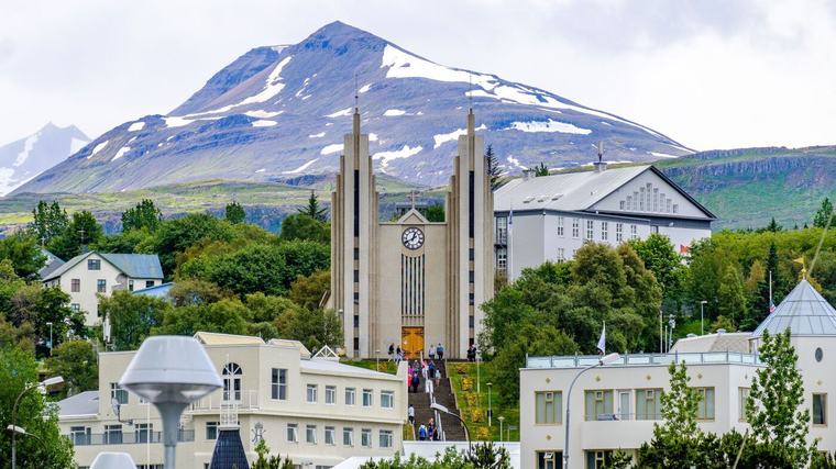 Allt að á­tján stiga hiti í dag