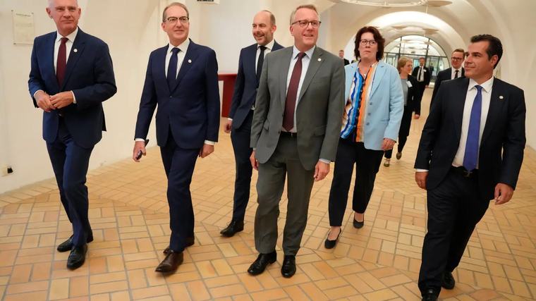 Fimm ríki sammælast um brottvísunarstöð utan ESB