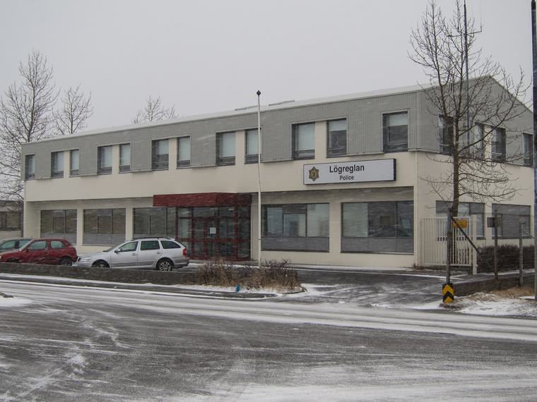 Óprúttinn aðili reyndi að komast óboðinn inn á baðherbergi þar sem húsráðandi var